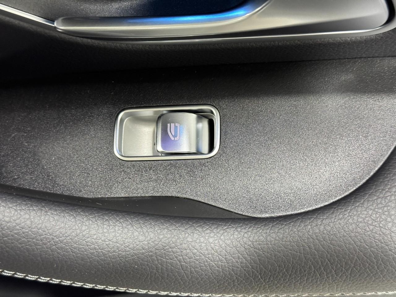 Mercedes-Benz GLE Vehicle Full-screen Gallery Image 24