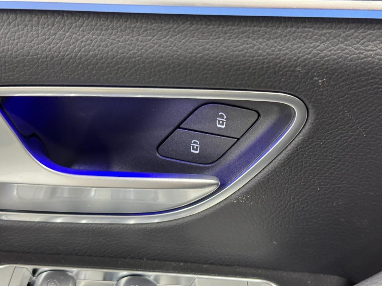 Mercedes-Benz GLE Vehicle Full-screen Gallery Image 27