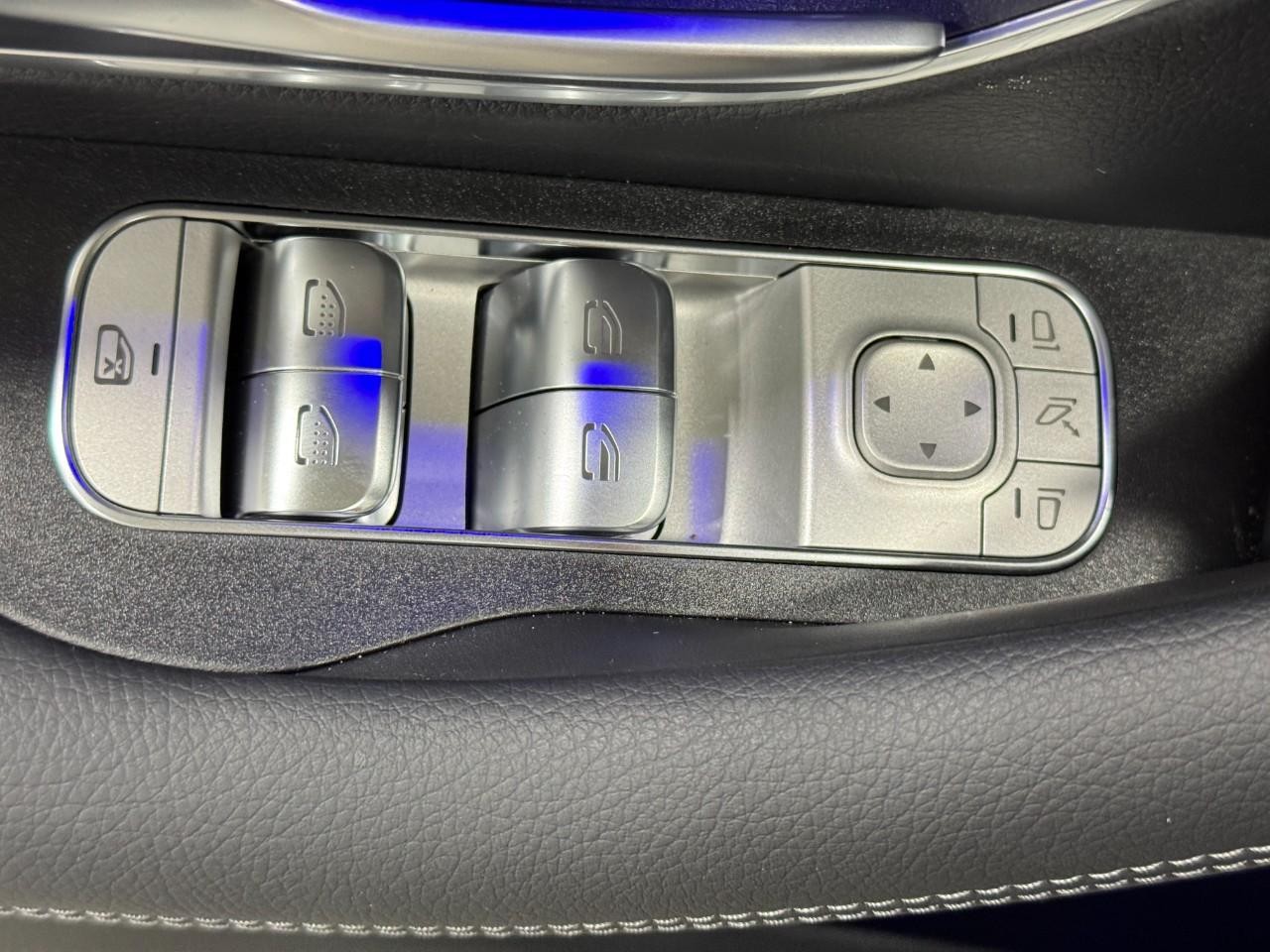 Mercedes-Benz GLE Vehicle Full-screen Gallery Image 28