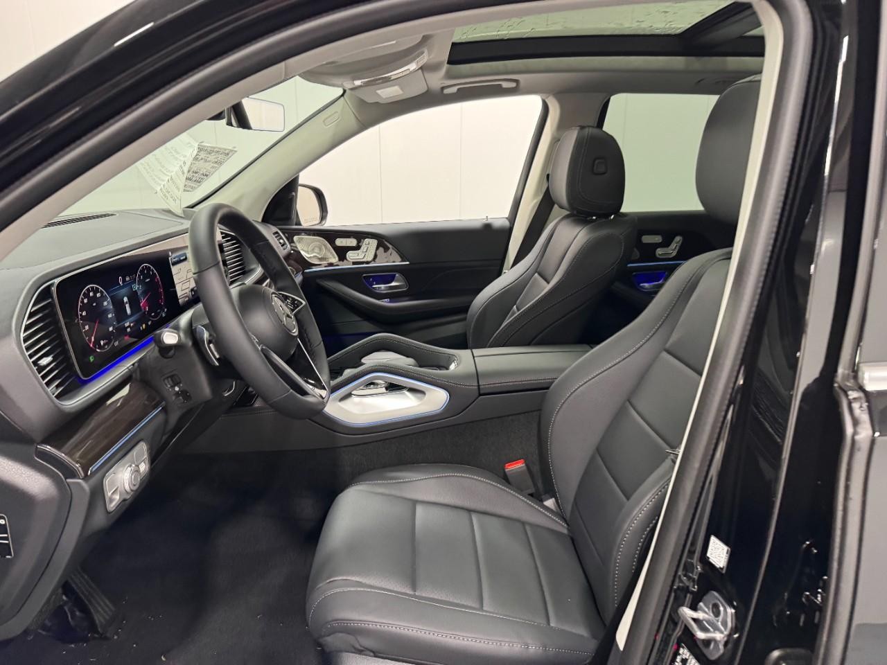 Mercedes-Benz GLE Vehicle Full-screen Gallery Image 30