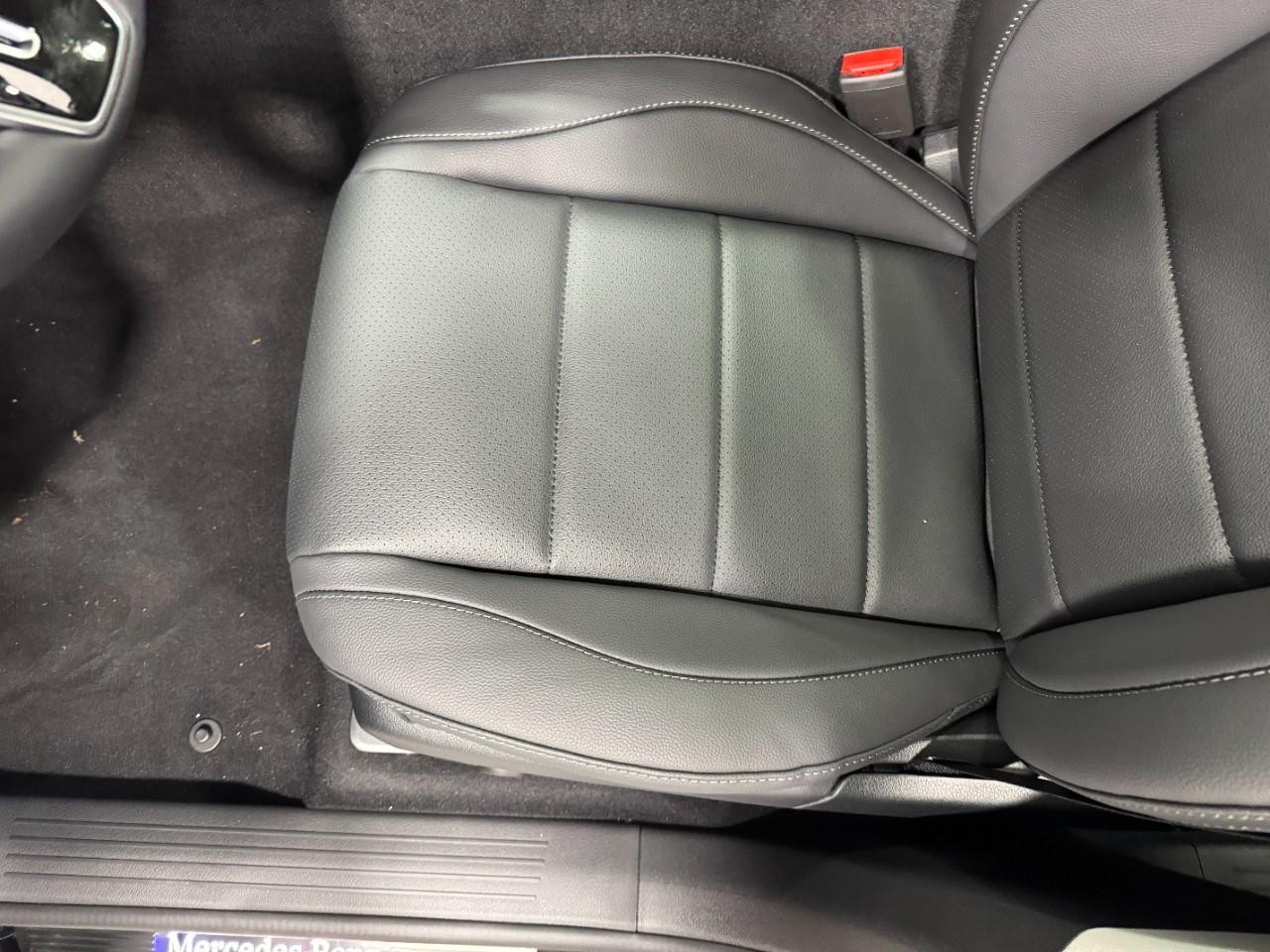 Mercedes-Benz GLE Vehicle Full-screen Gallery Image 31