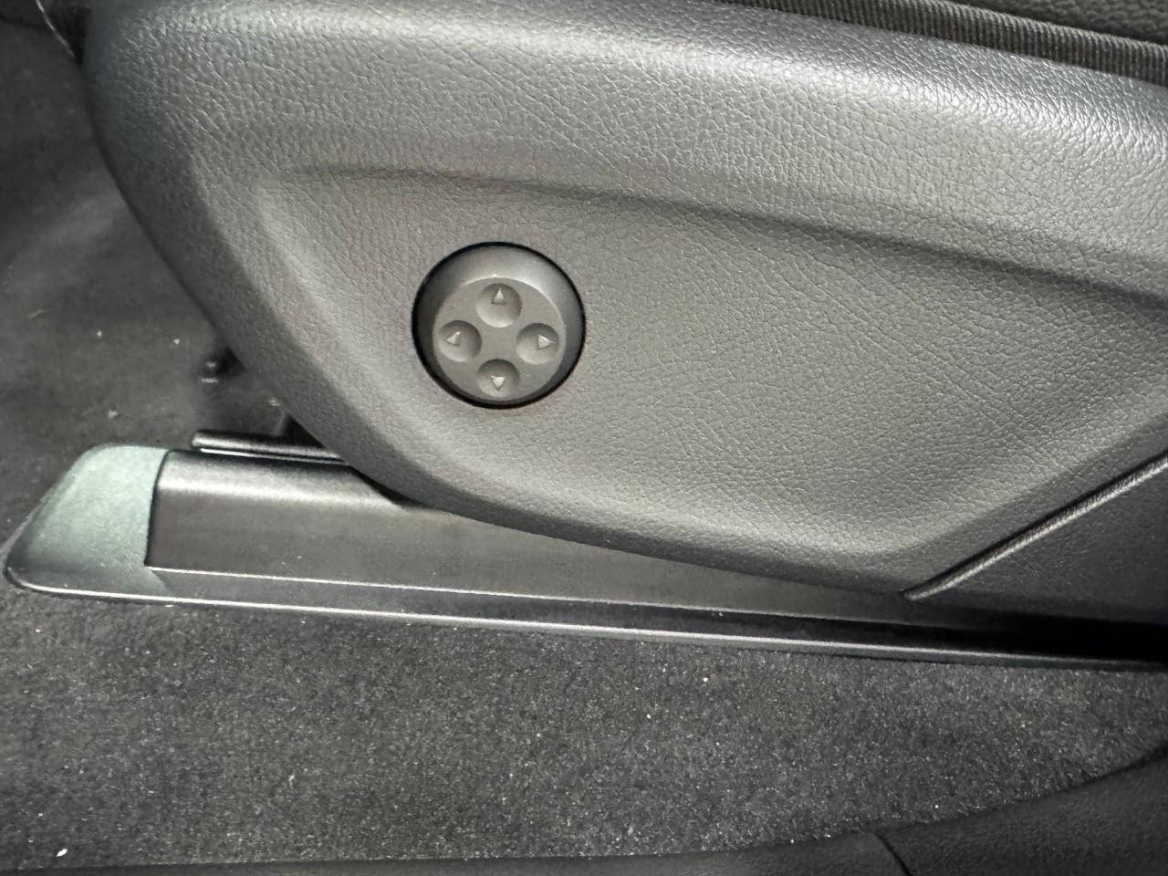 Mercedes-Benz GLE Vehicle Full-screen Gallery Image 32