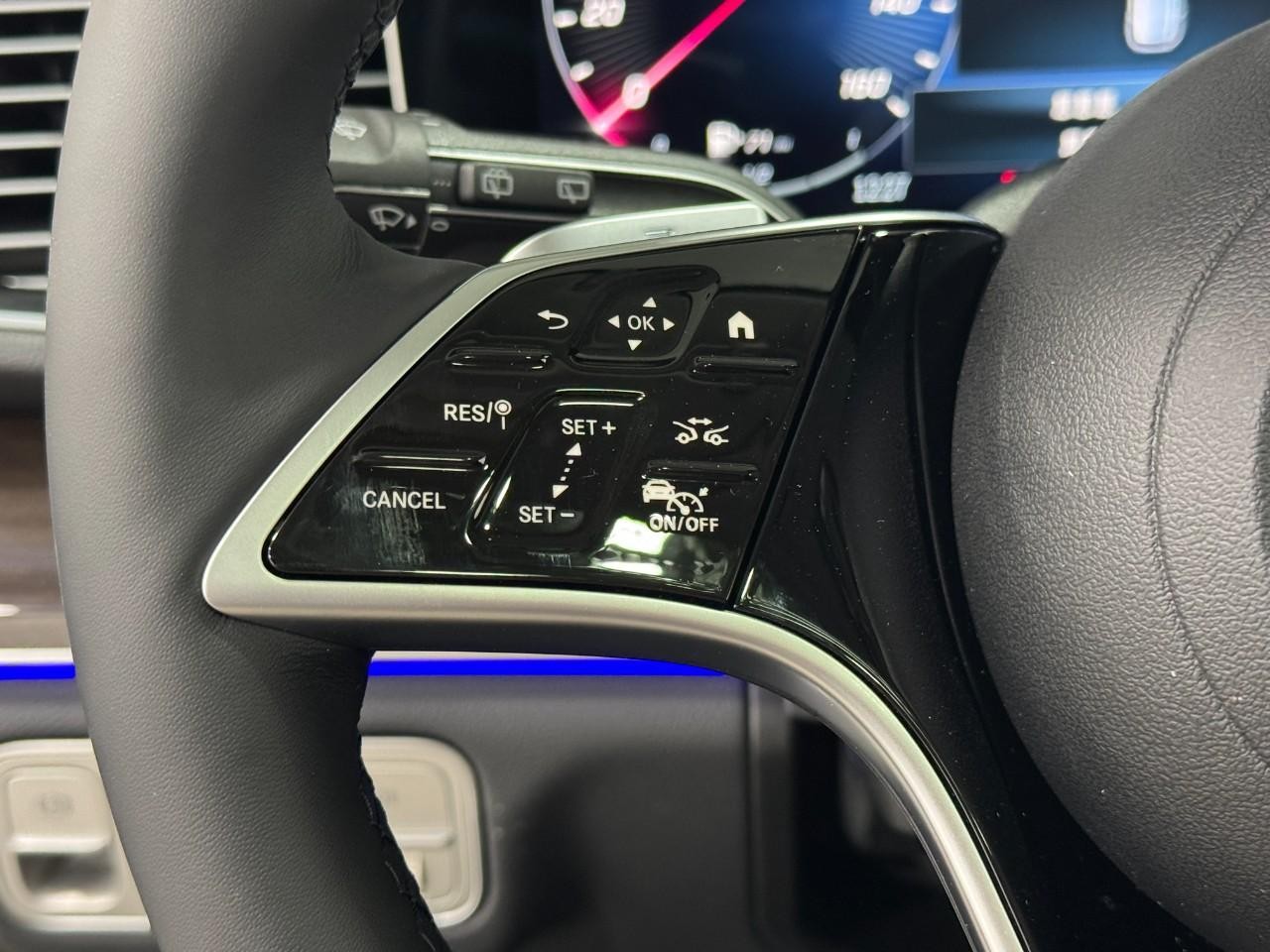 Mercedes-Benz GLE Vehicle Full-screen Gallery Image 34