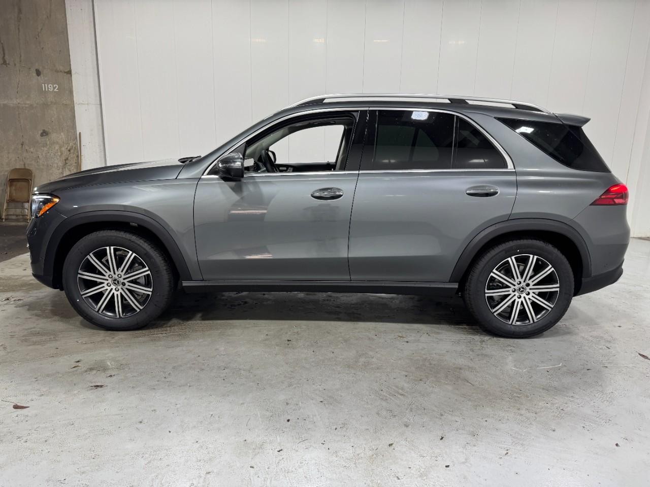 Mercedes-Benz GLE Vehicle Full-screen Gallery Image 2