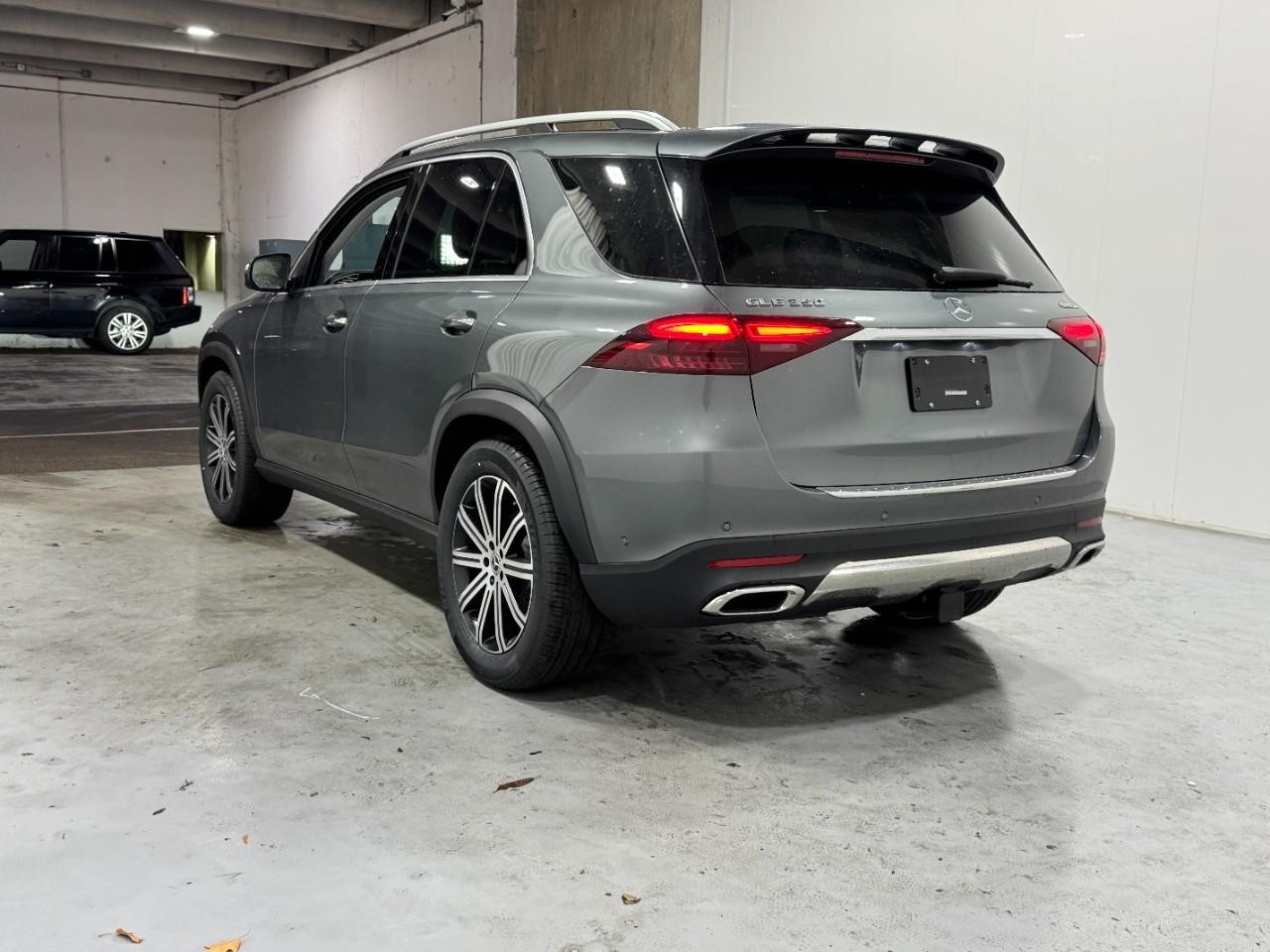 Mercedes-Benz GLE Vehicle Full-screen Gallery Image 3