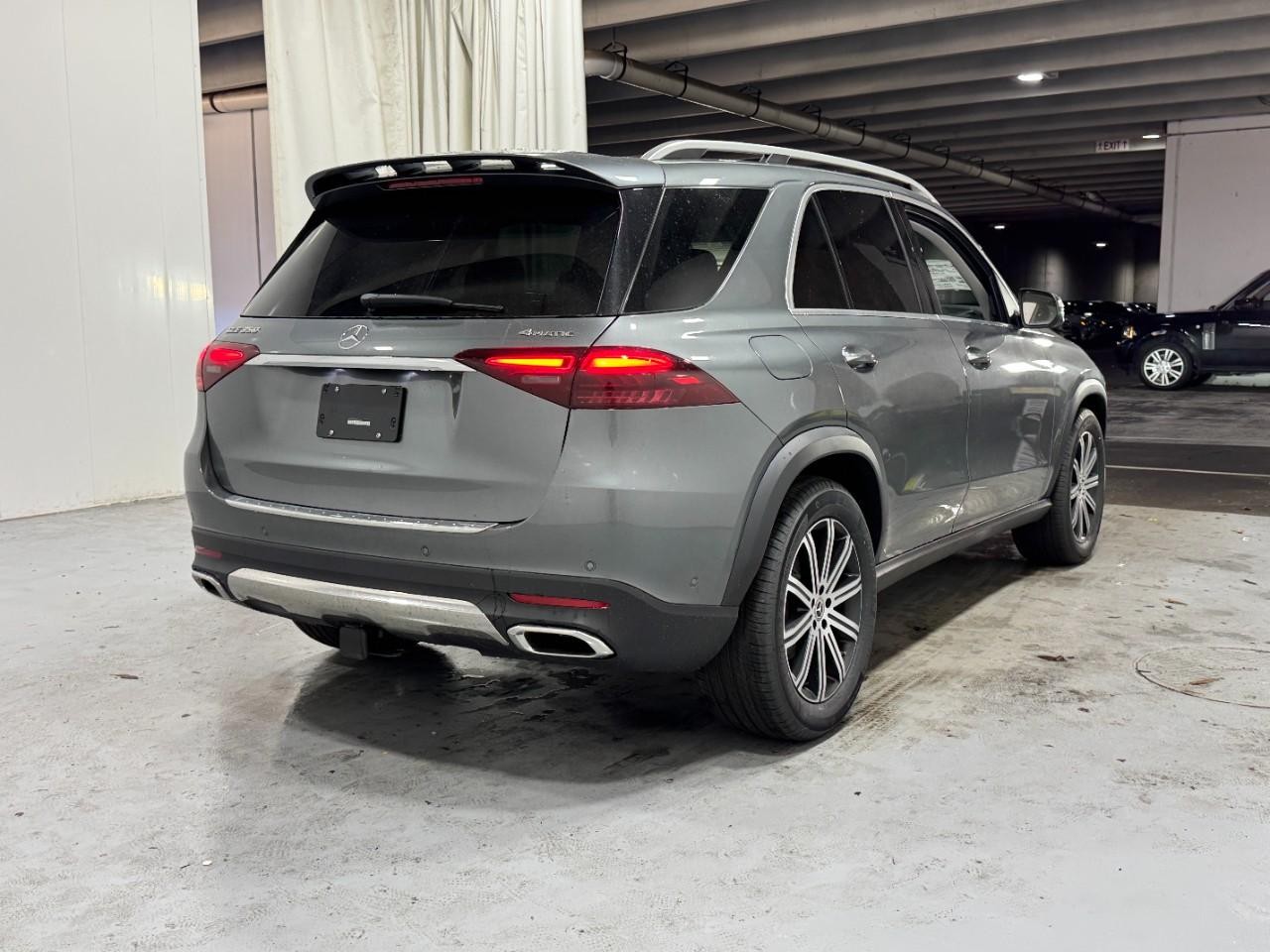 Mercedes-Benz GLE Vehicle Full-screen Gallery Image 4