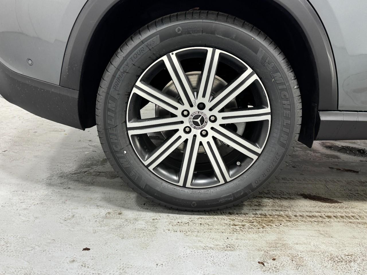 Mercedes-Benz GLE Vehicle Full-screen Gallery Image 5