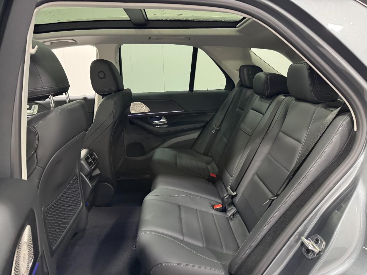 Mercedes-Benz GLE Vehicle Full-screen Gallery Image 8