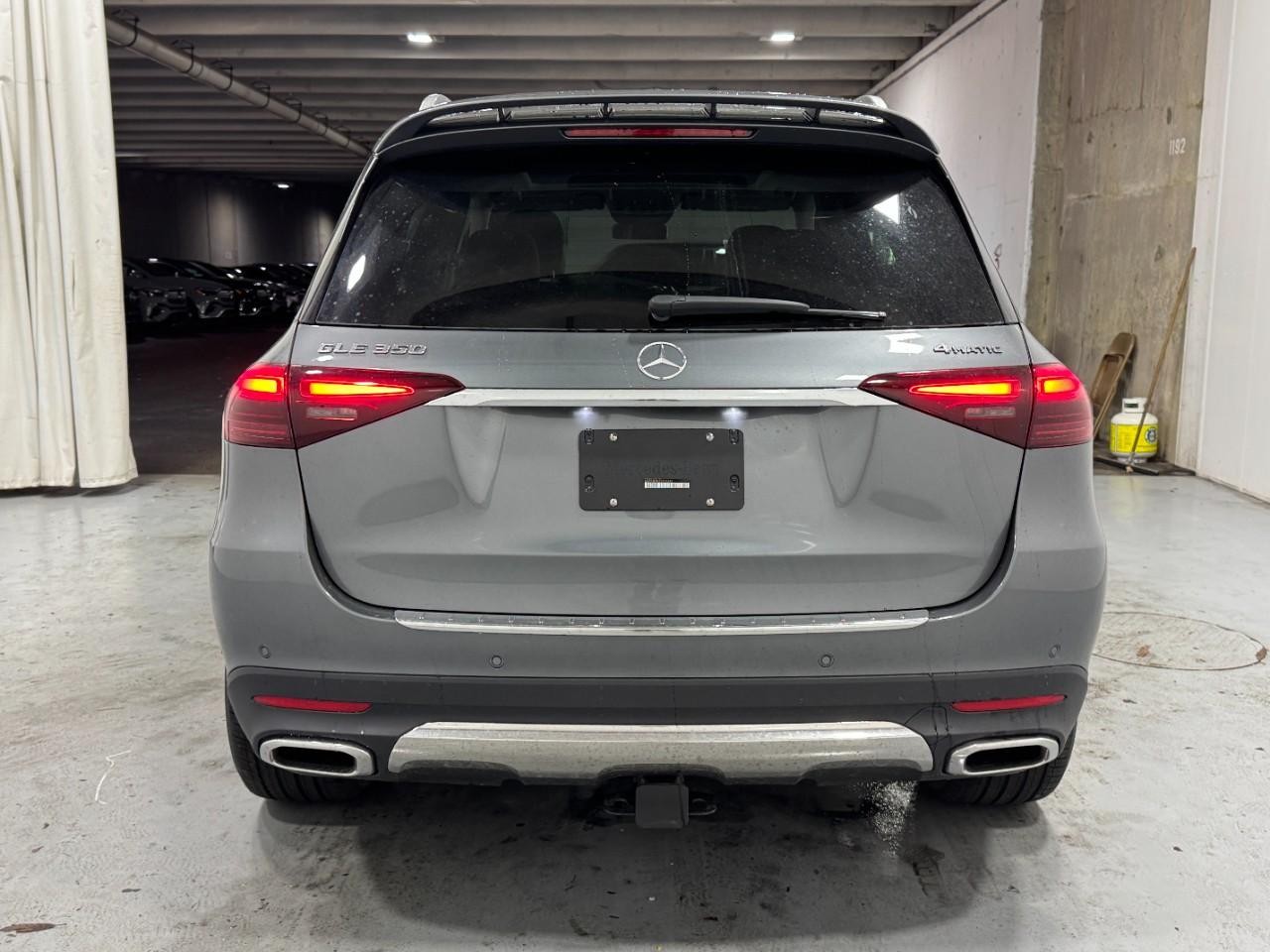 Mercedes-Benz GLE Vehicle Full-screen Gallery Image 9