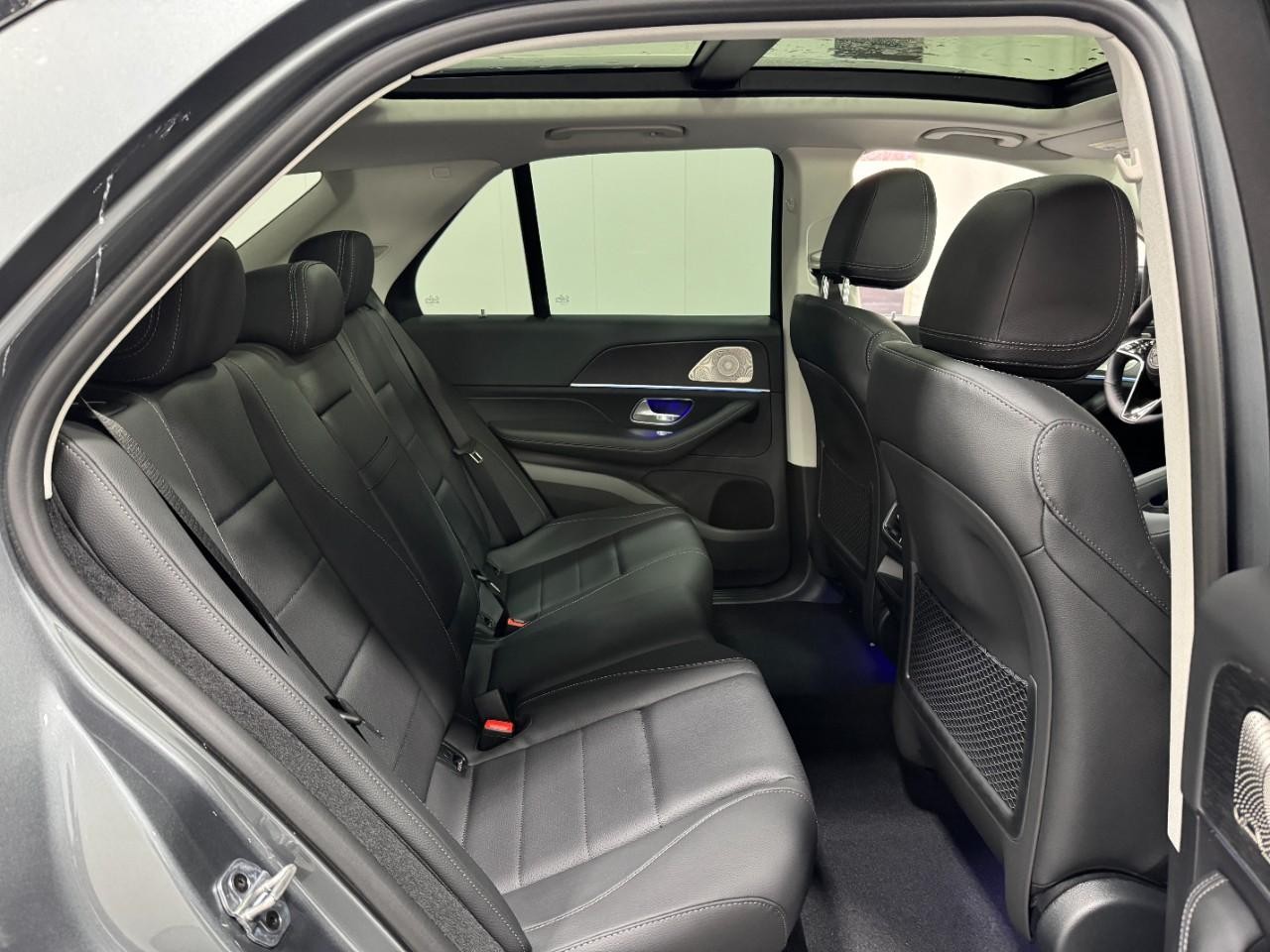 Mercedes-Benz GLE Vehicle Full-screen Gallery Image 10