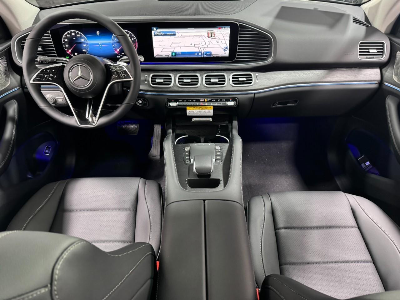 Mercedes-Benz GLE Vehicle Full-screen Gallery Image 12