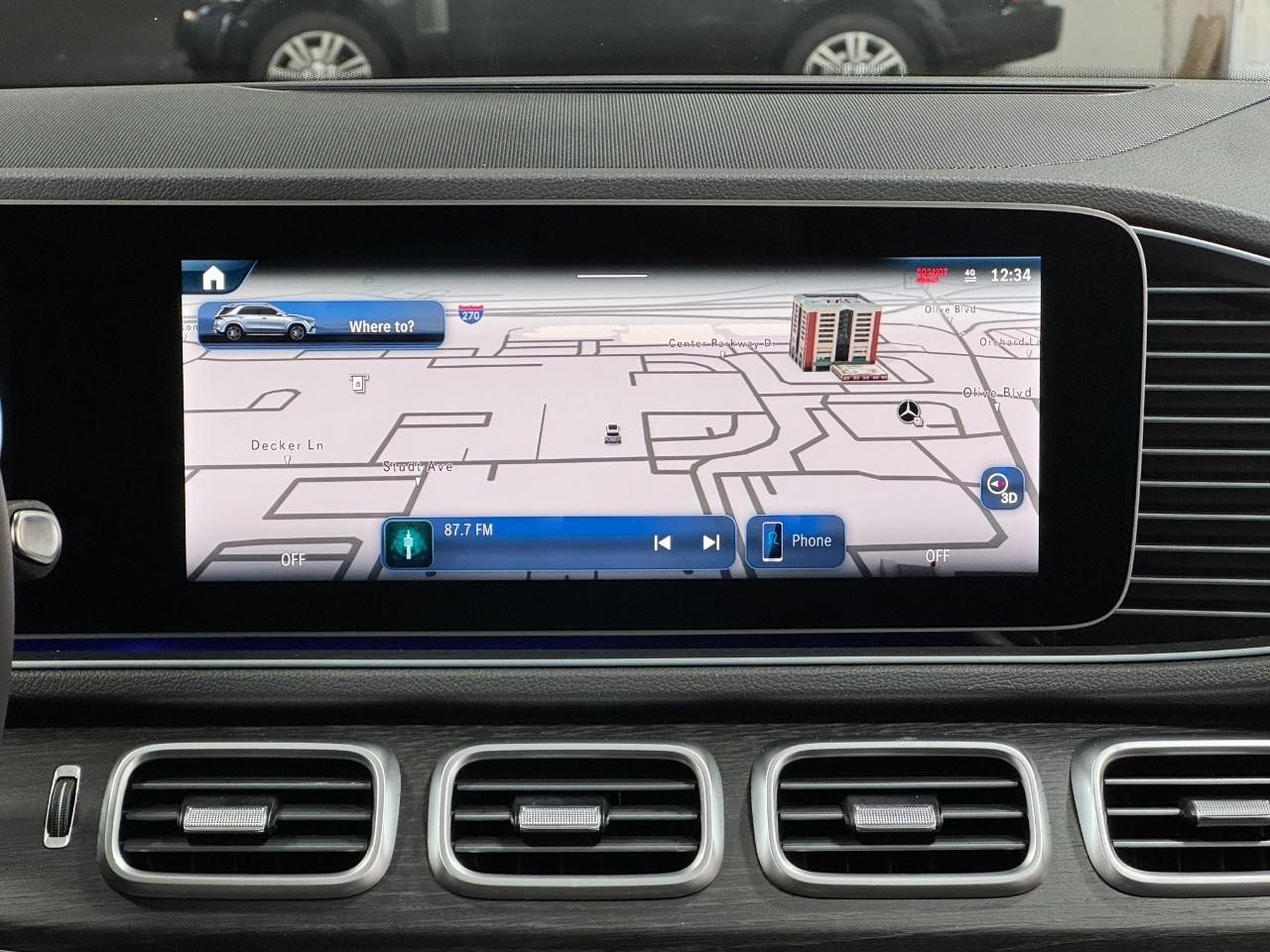 Mercedes-Benz GLE Vehicle Full-screen Gallery Image 14