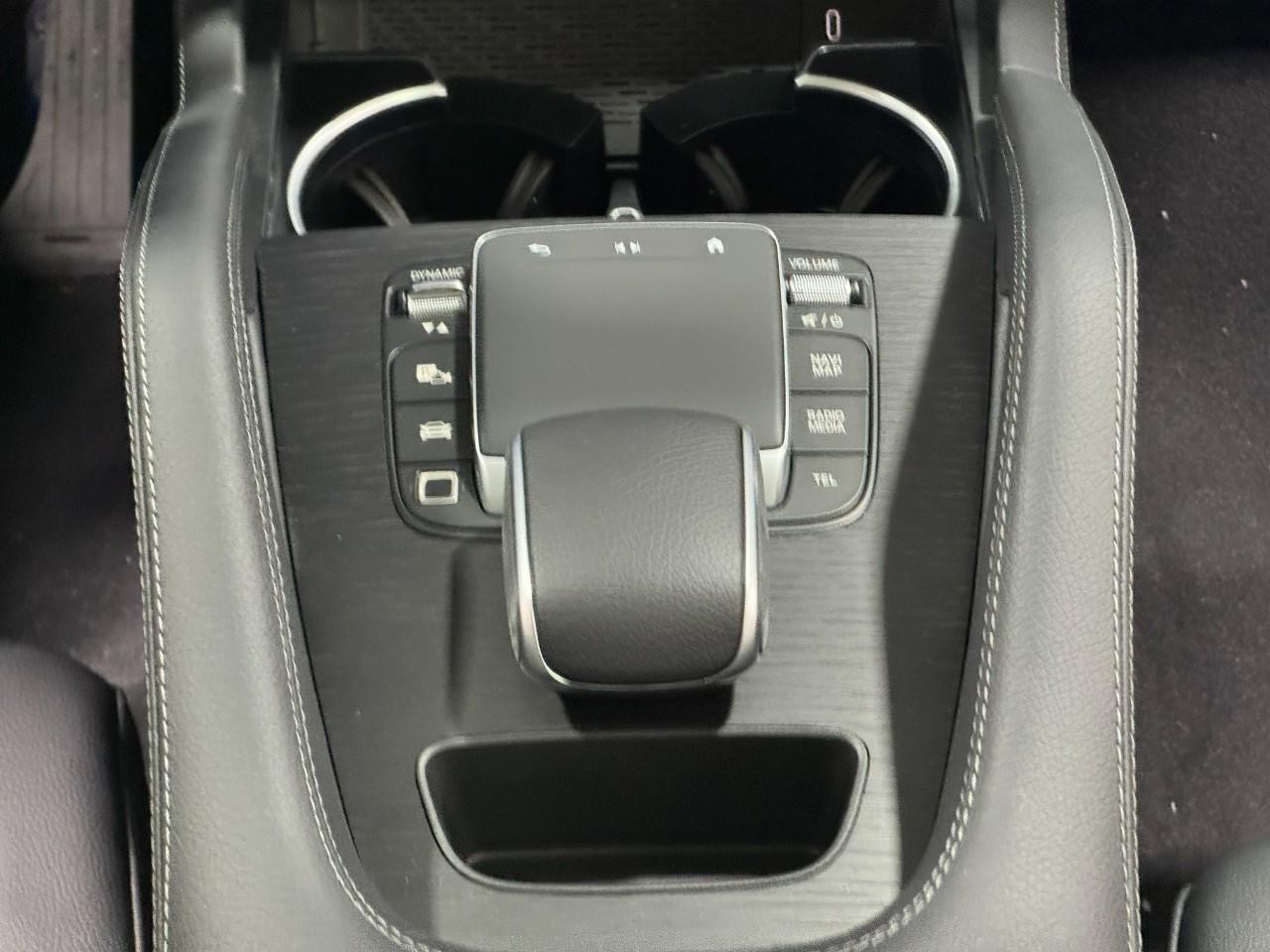 Mercedes-Benz GLE Vehicle Full-screen Gallery Image 16