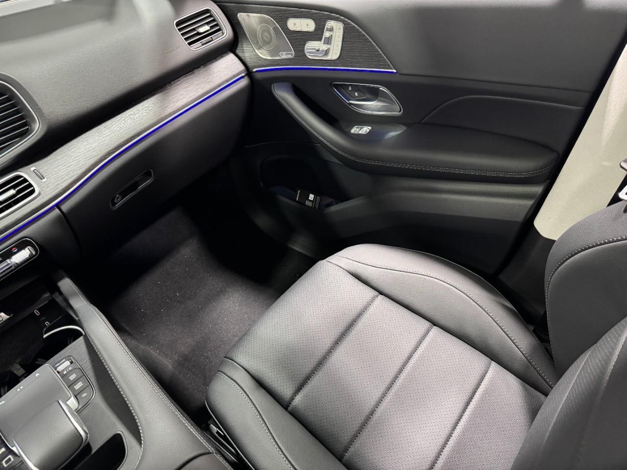 Mercedes-Benz GLE Vehicle Full-screen Gallery Image 17