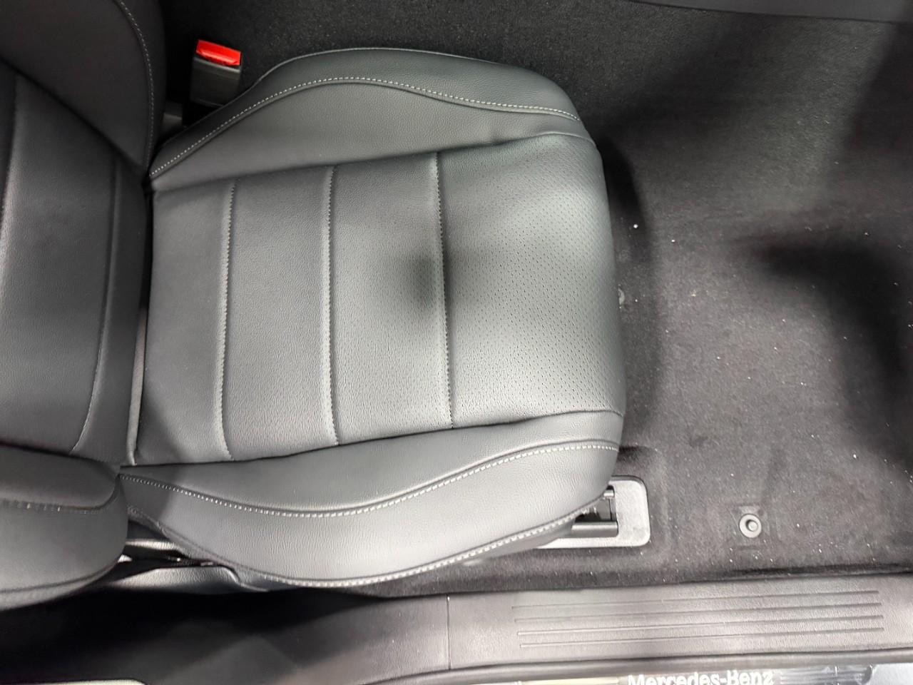 Mercedes-Benz GLE Vehicle Full-screen Gallery Image 19