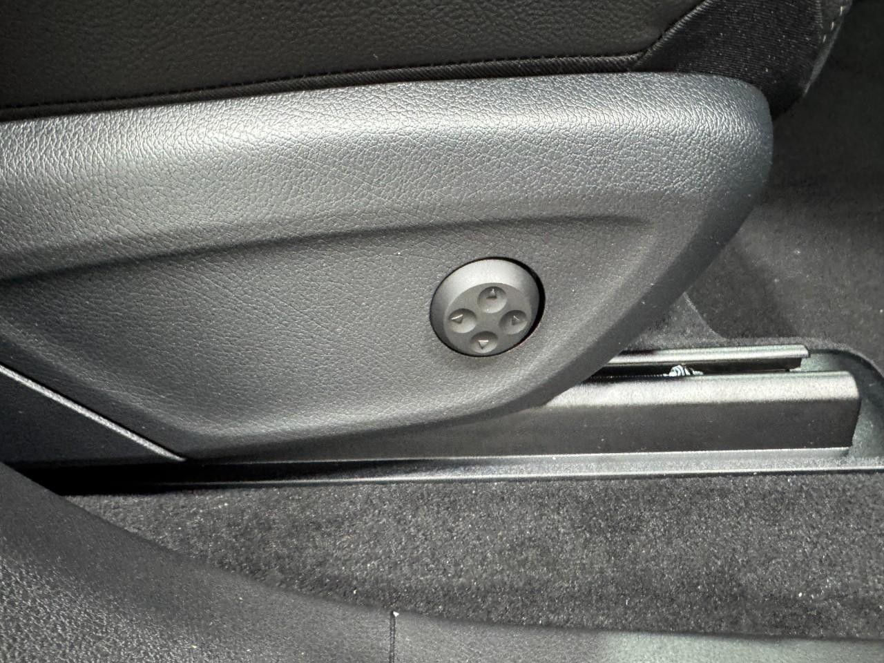 Mercedes-Benz GLE Vehicle Full-screen Gallery Image 20