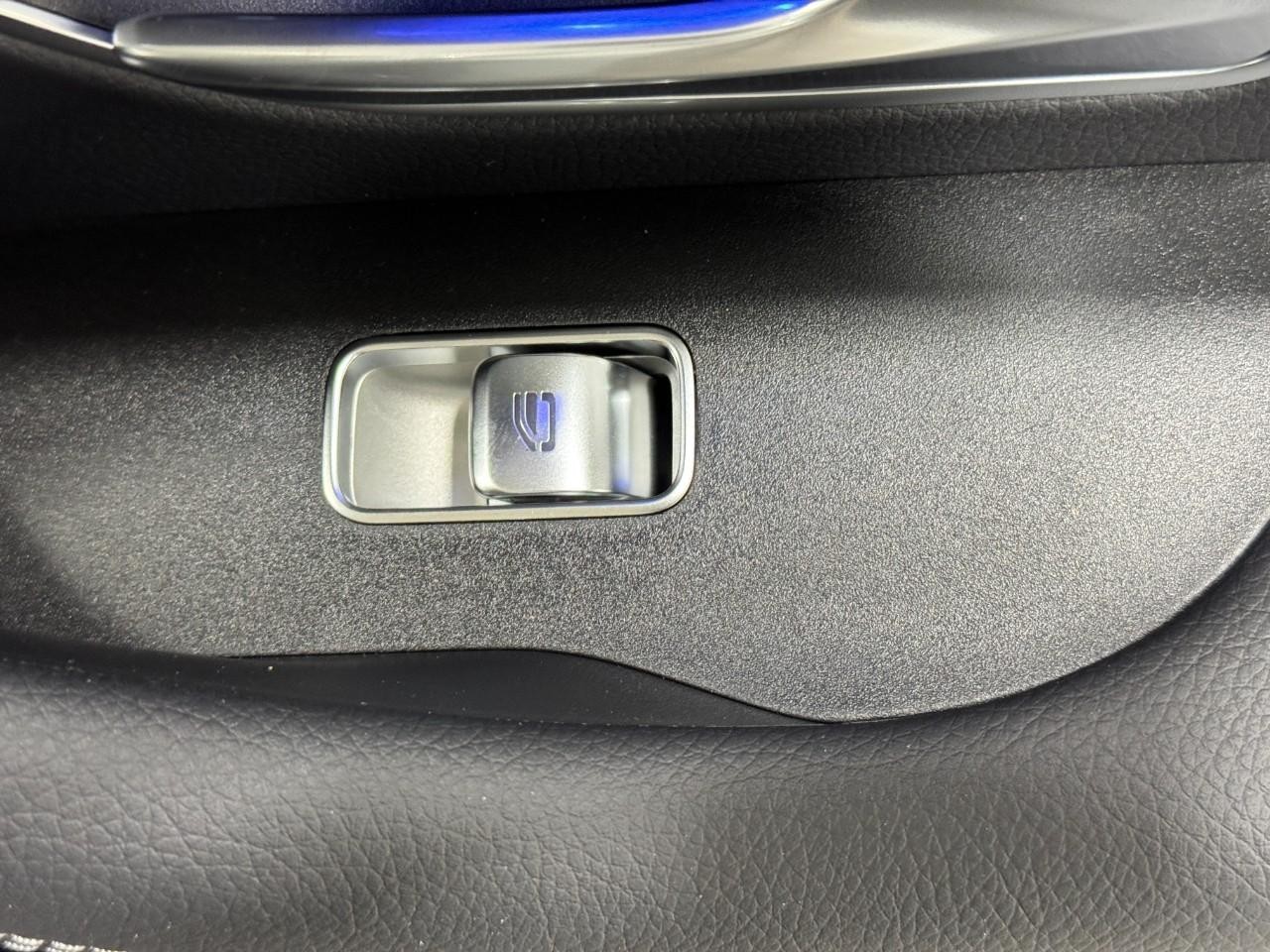 Mercedes-Benz GLE Vehicle Full-screen Gallery Image 23