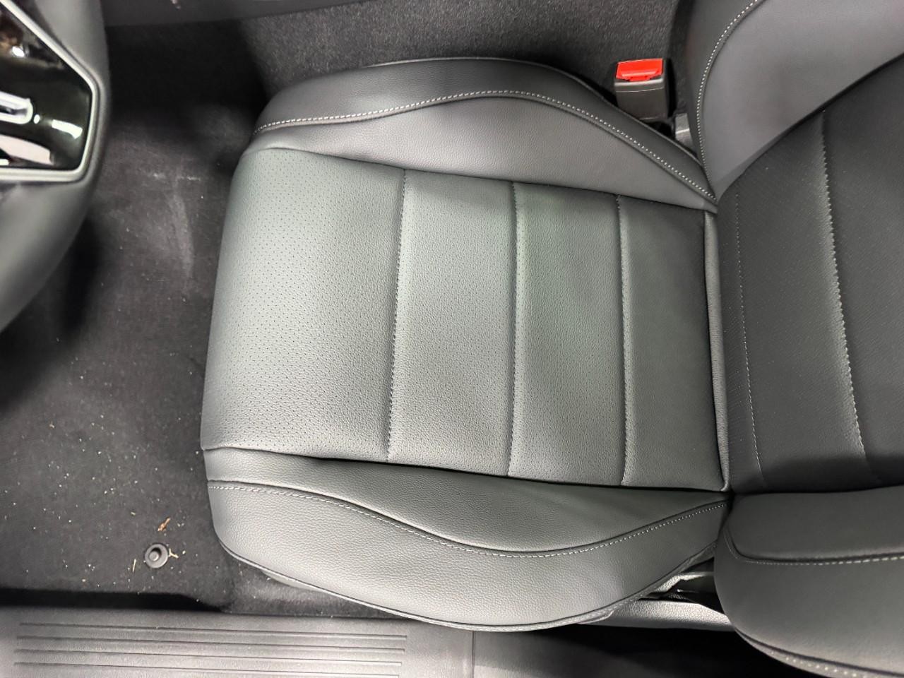 Mercedes-Benz GLE Vehicle Full-screen Gallery Image 30