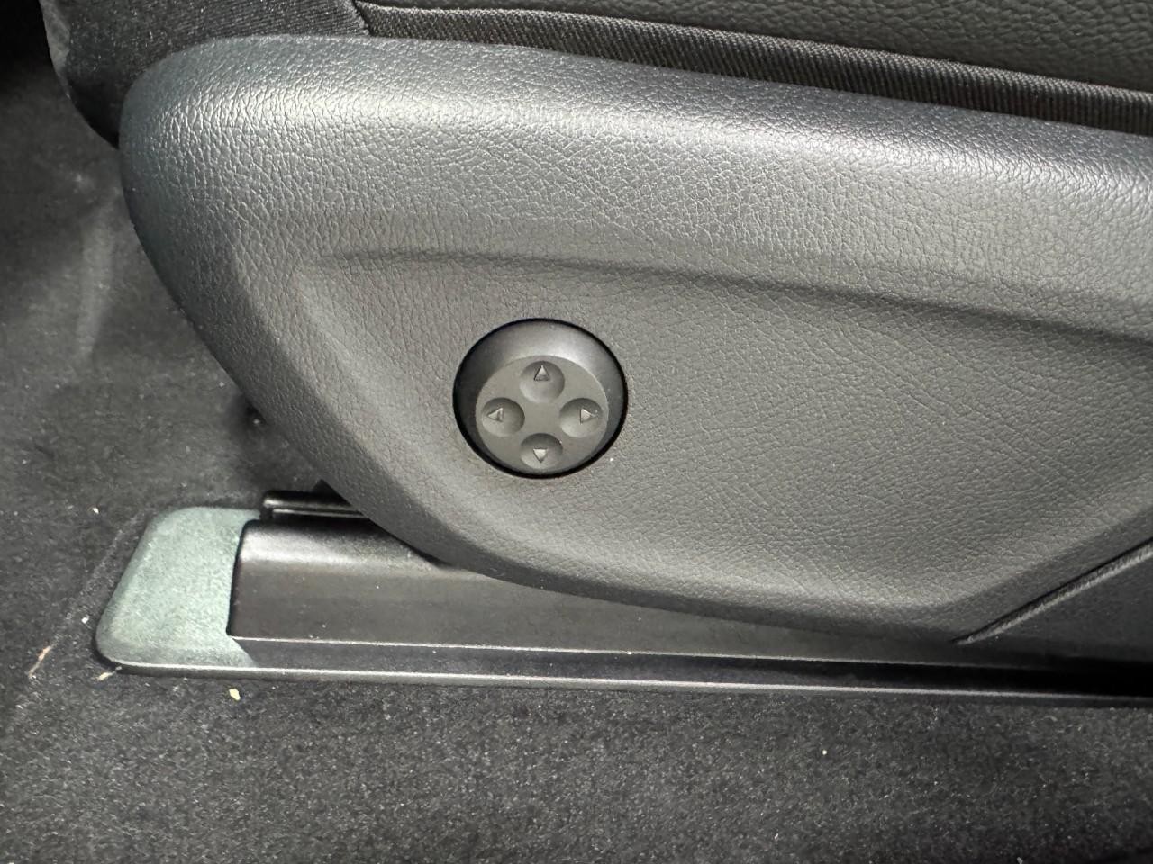 Mercedes-Benz GLE Vehicle Full-screen Gallery Image 31