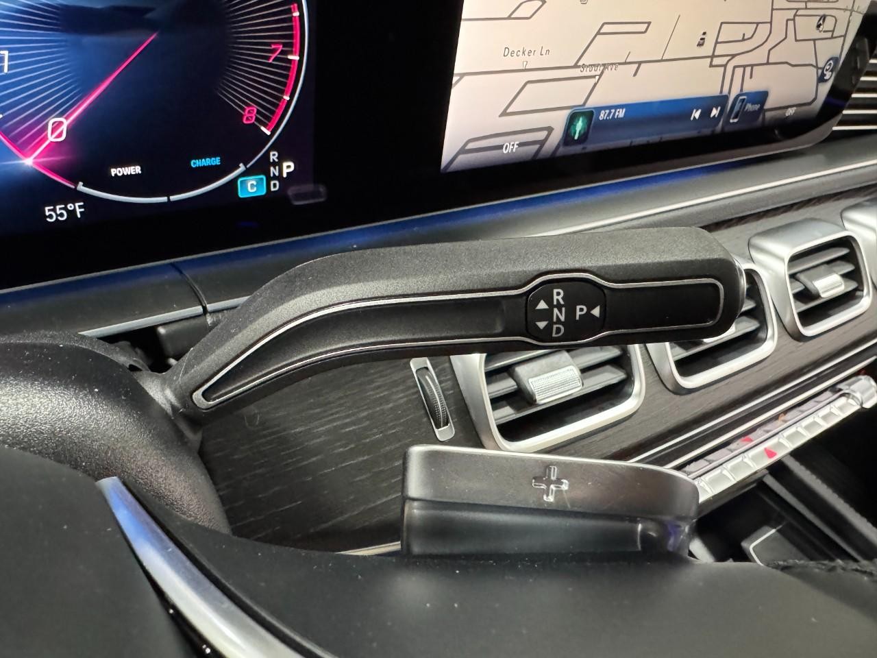 Mercedes-Benz GLE Vehicle Full-screen Gallery Image 36