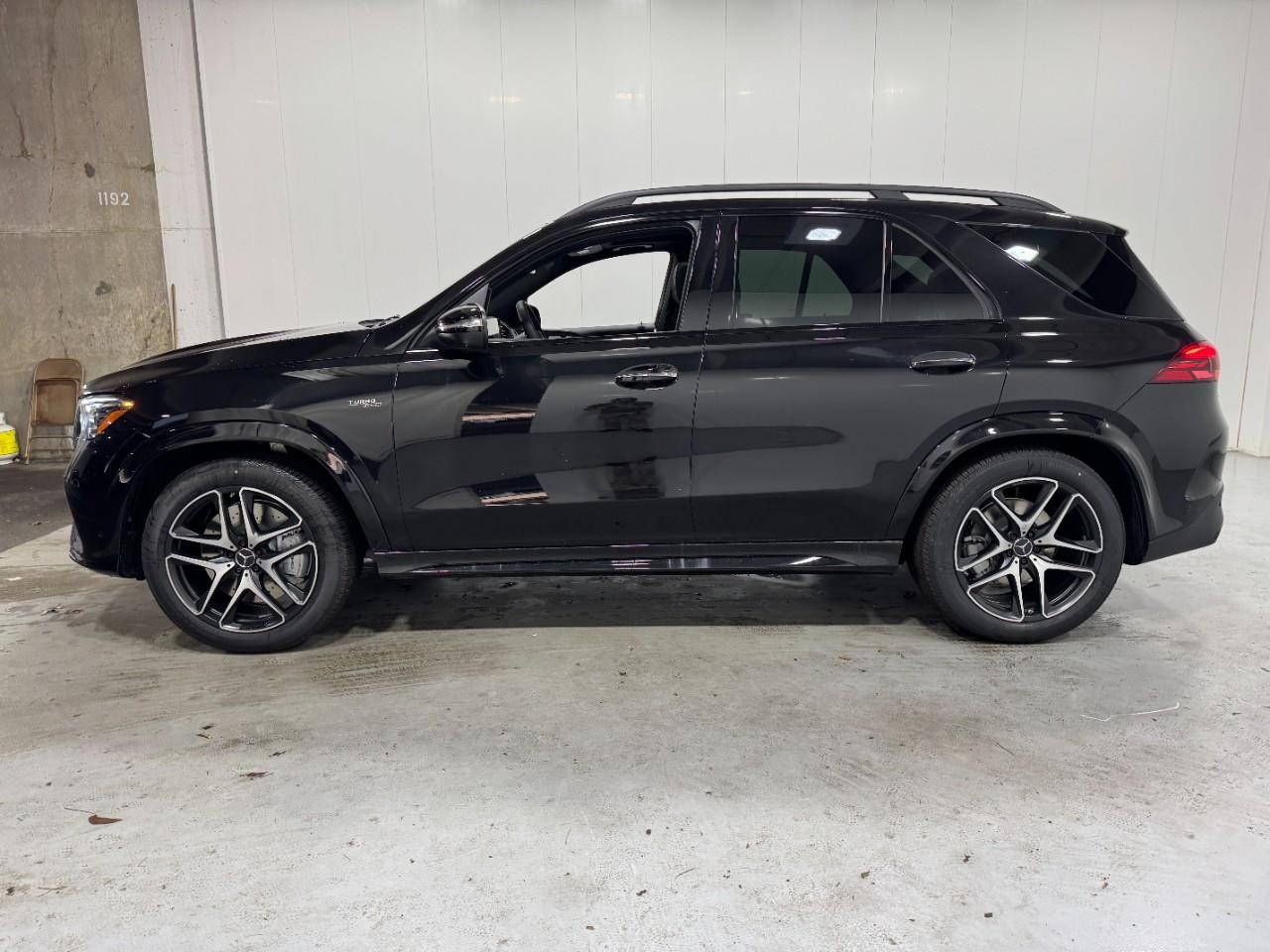 Mercedes-Benz GLE Vehicle Full-screen Gallery Image 2