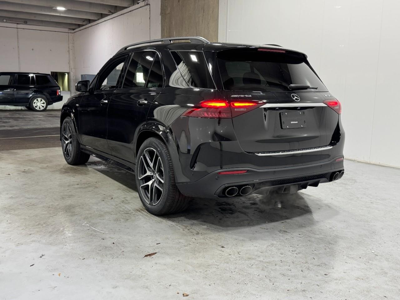 Mercedes-Benz GLE Vehicle Full-screen Gallery Image 3