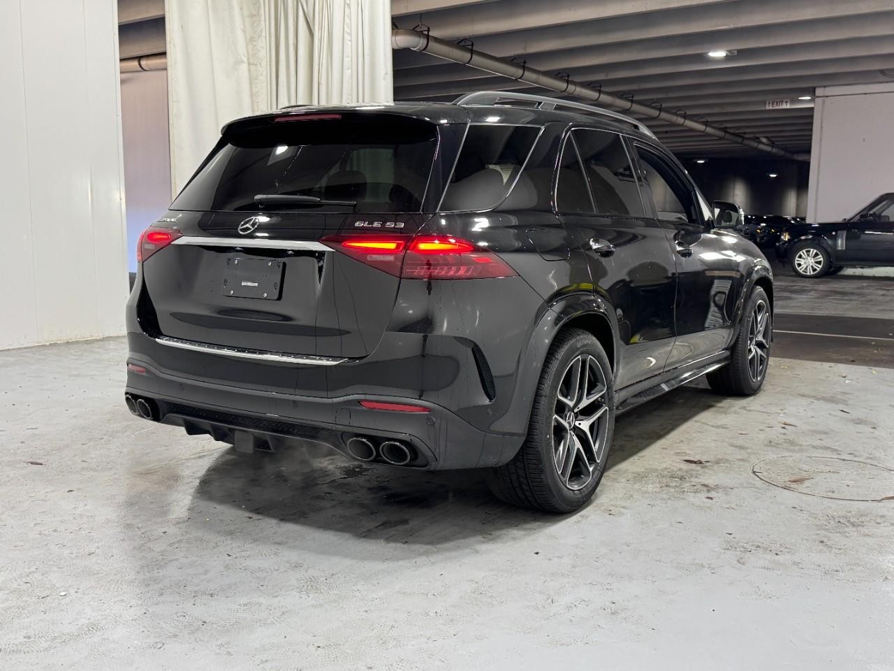 Mercedes-Benz GLE Vehicle Full-screen Gallery Image 4