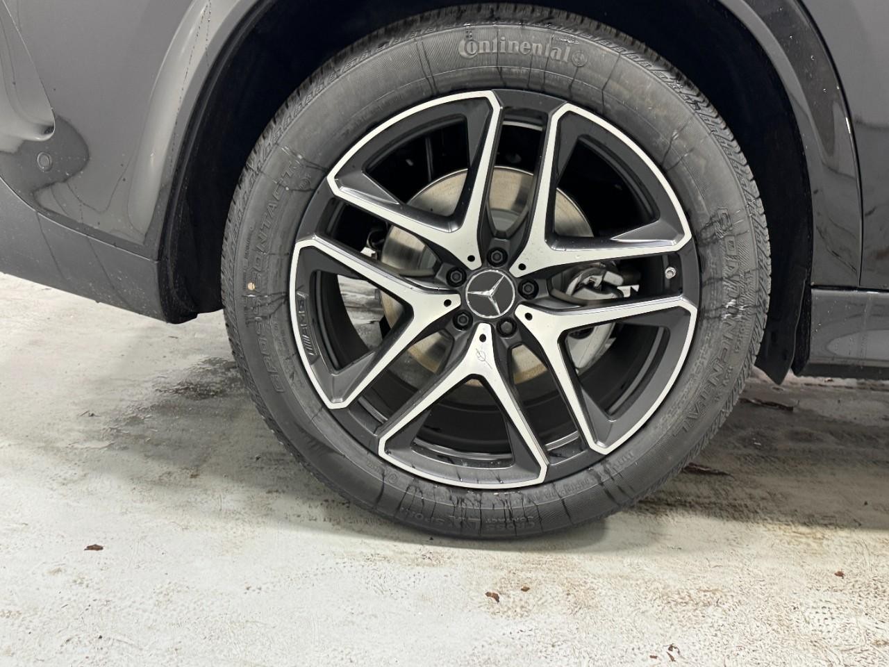 Mercedes-Benz GLE Vehicle Full-screen Gallery Image 5