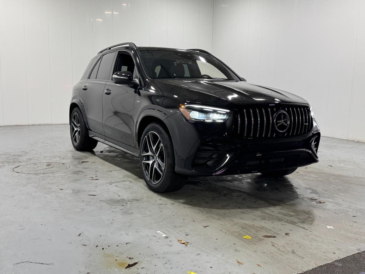 Mercedes-Benz GLE Vehicle Full-screen Gallery Image 6