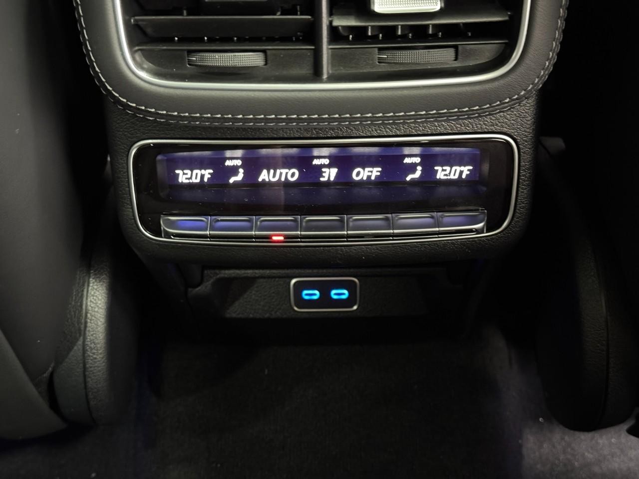 Mercedes-Benz GLE Vehicle Full-screen Gallery Image 11