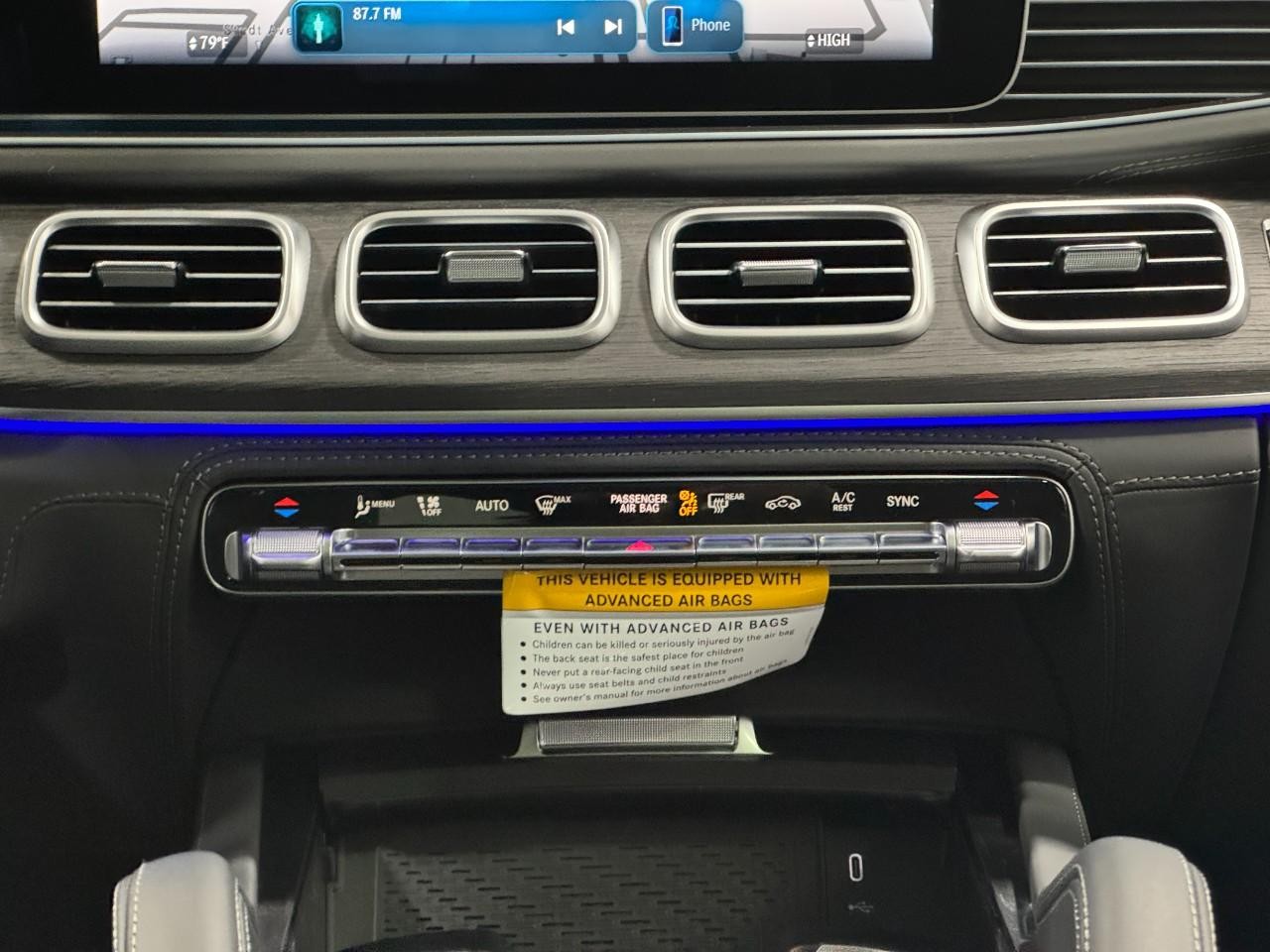 Mercedes-Benz GLE Vehicle Full-screen Gallery Image 16