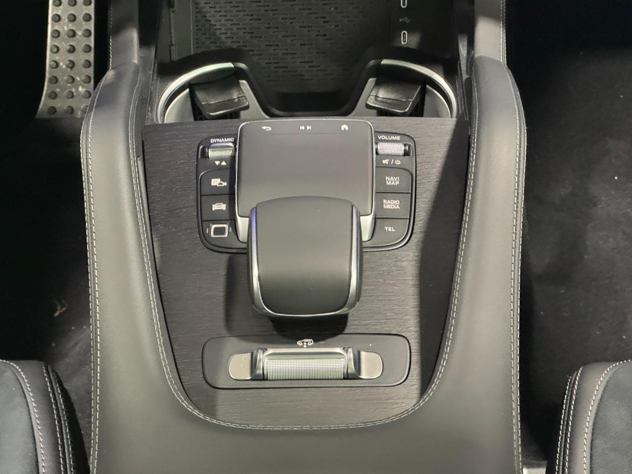 Mercedes-Benz GLE Vehicle Full-screen Gallery Image 17