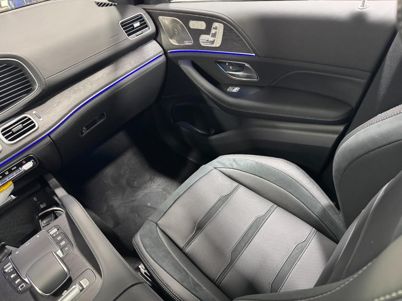 Mercedes-Benz GLE Vehicle Full-screen Gallery Image 18