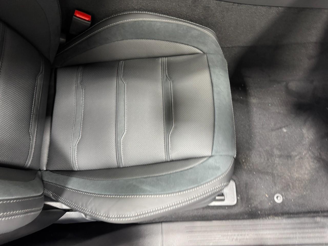 Mercedes-Benz GLE Vehicle Full-screen Gallery Image 20