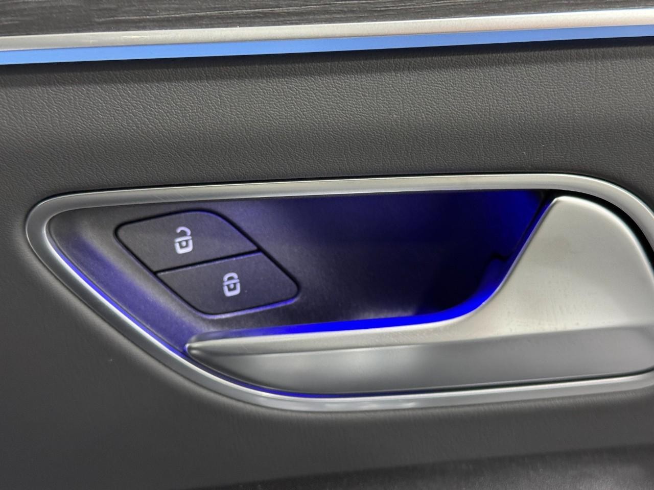 Mercedes-Benz GLE Vehicle Full-screen Gallery Image 22