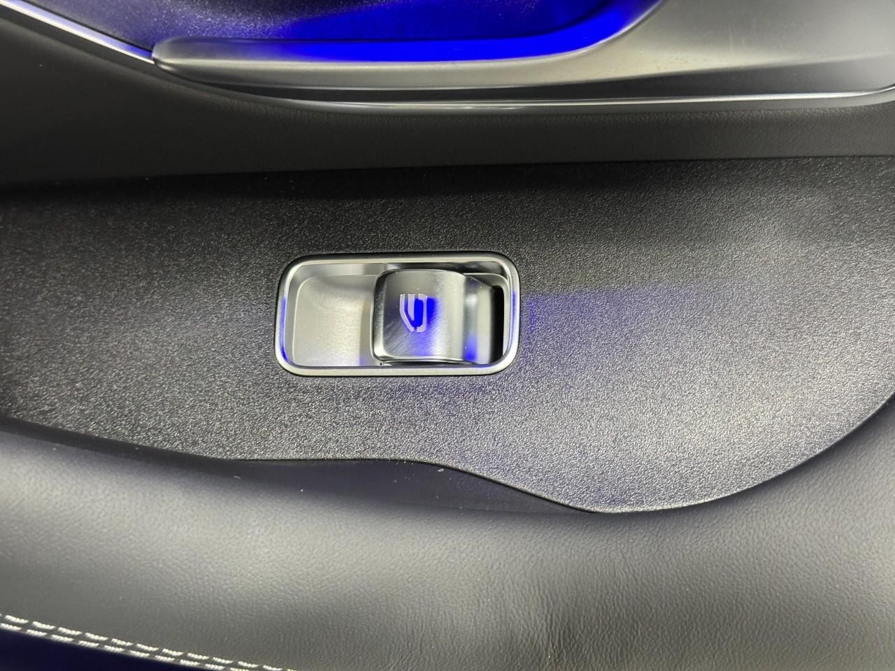 Mercedes-Benz GLE Vehicle Full-screen Gallery Image 23