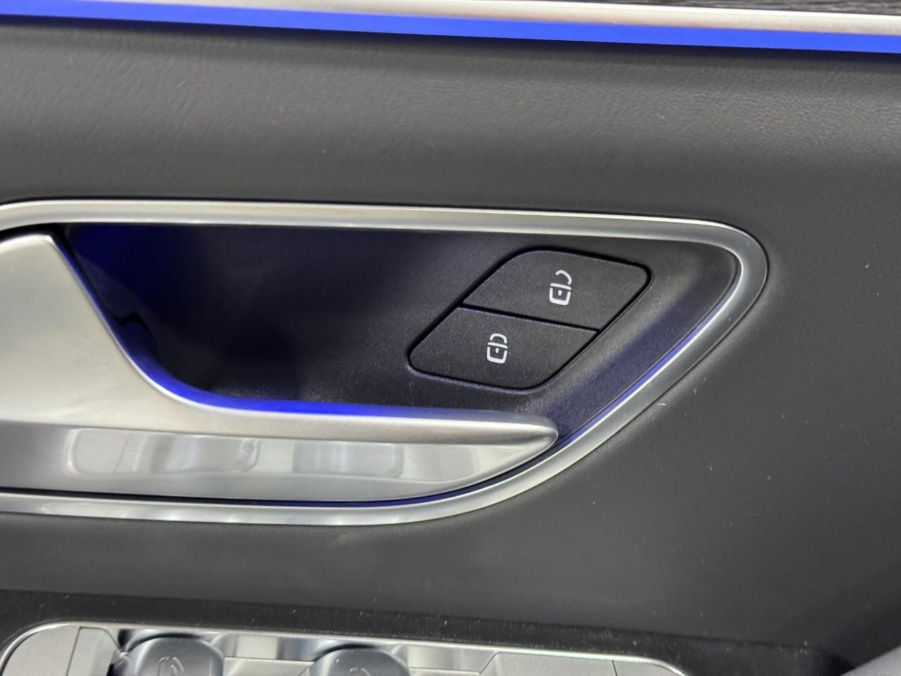 Mercedes-Benz GLE Vehicle Full-screen Gallery Image 26