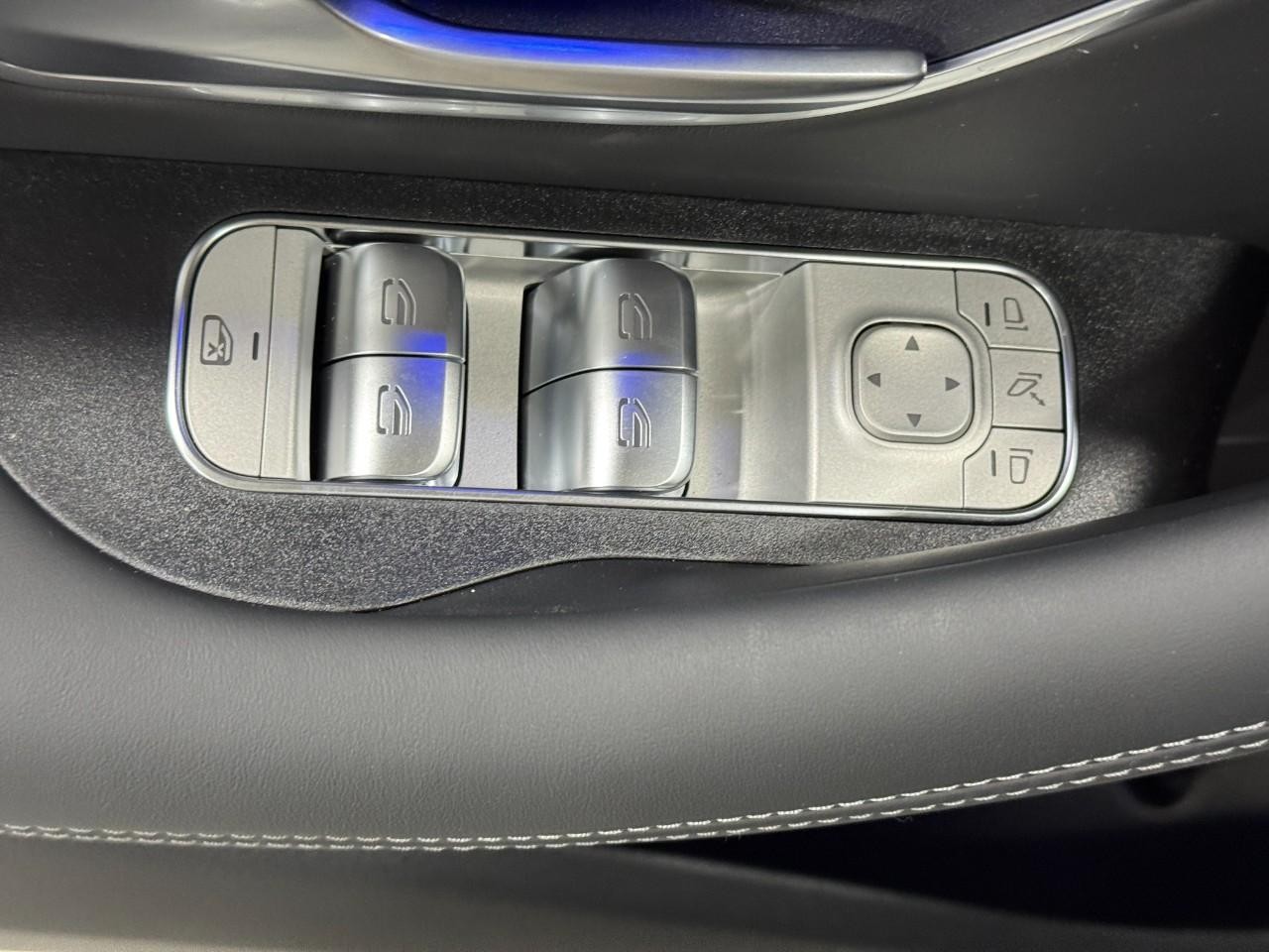 Mercedes-Benz GLE Vehicle Full-screen Gallery Image 27