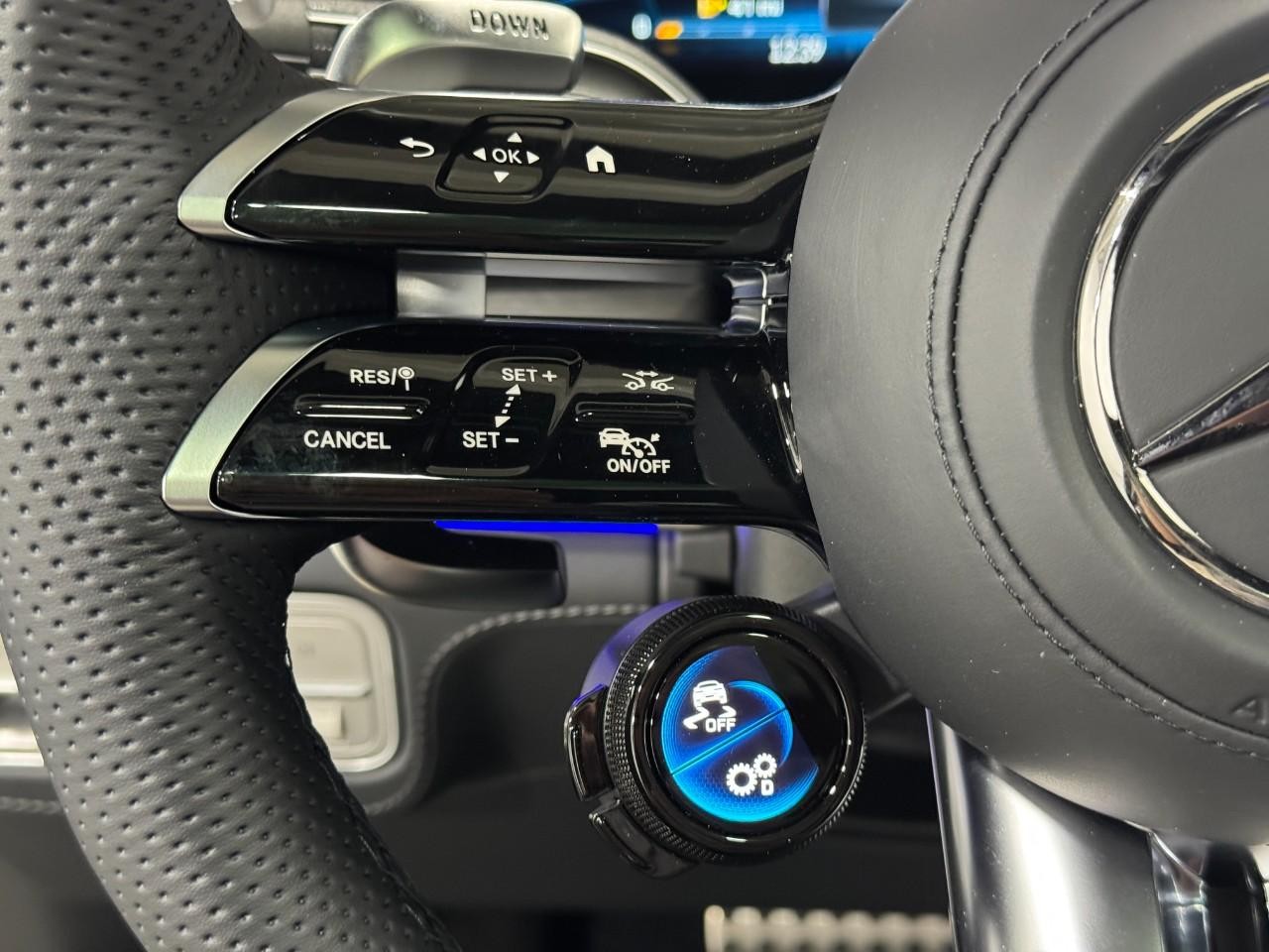 Mercedes-Benz GLE Vehicle Full-screen Gallery Image 32