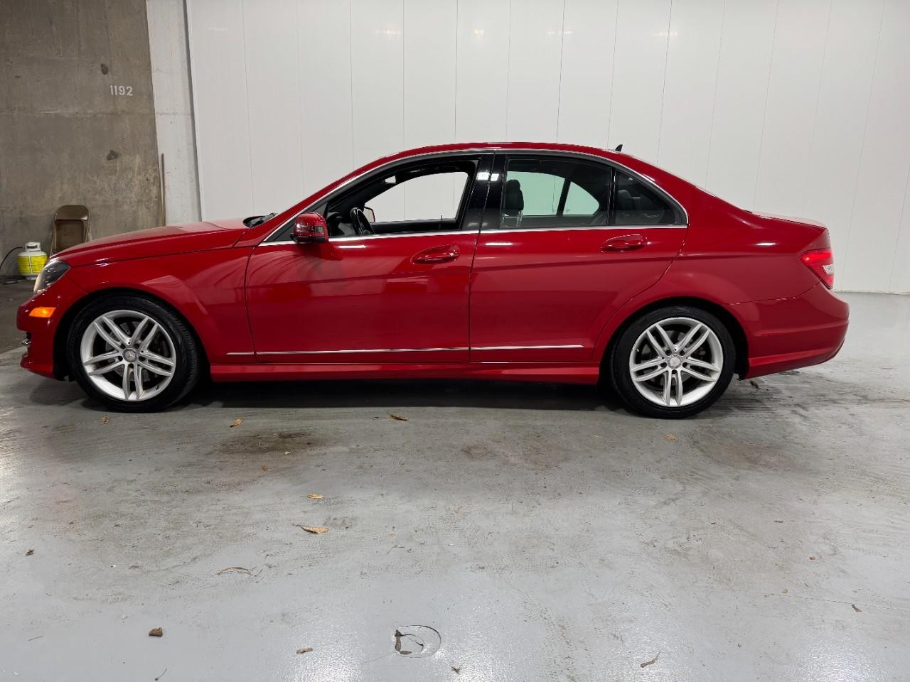 Mercedes-Benz C-Class Vehicle Full-screen Gallery Image 2