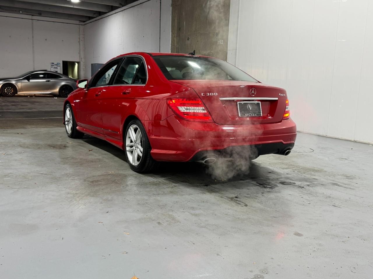 Mercedes-Benz C-Class Vehicle Full-screen Gallery Image 3