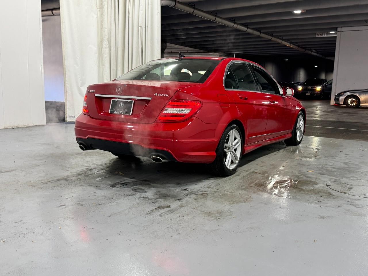 Mercedes-Benz C-Class Vehicle Full-screen Gallery Image 4