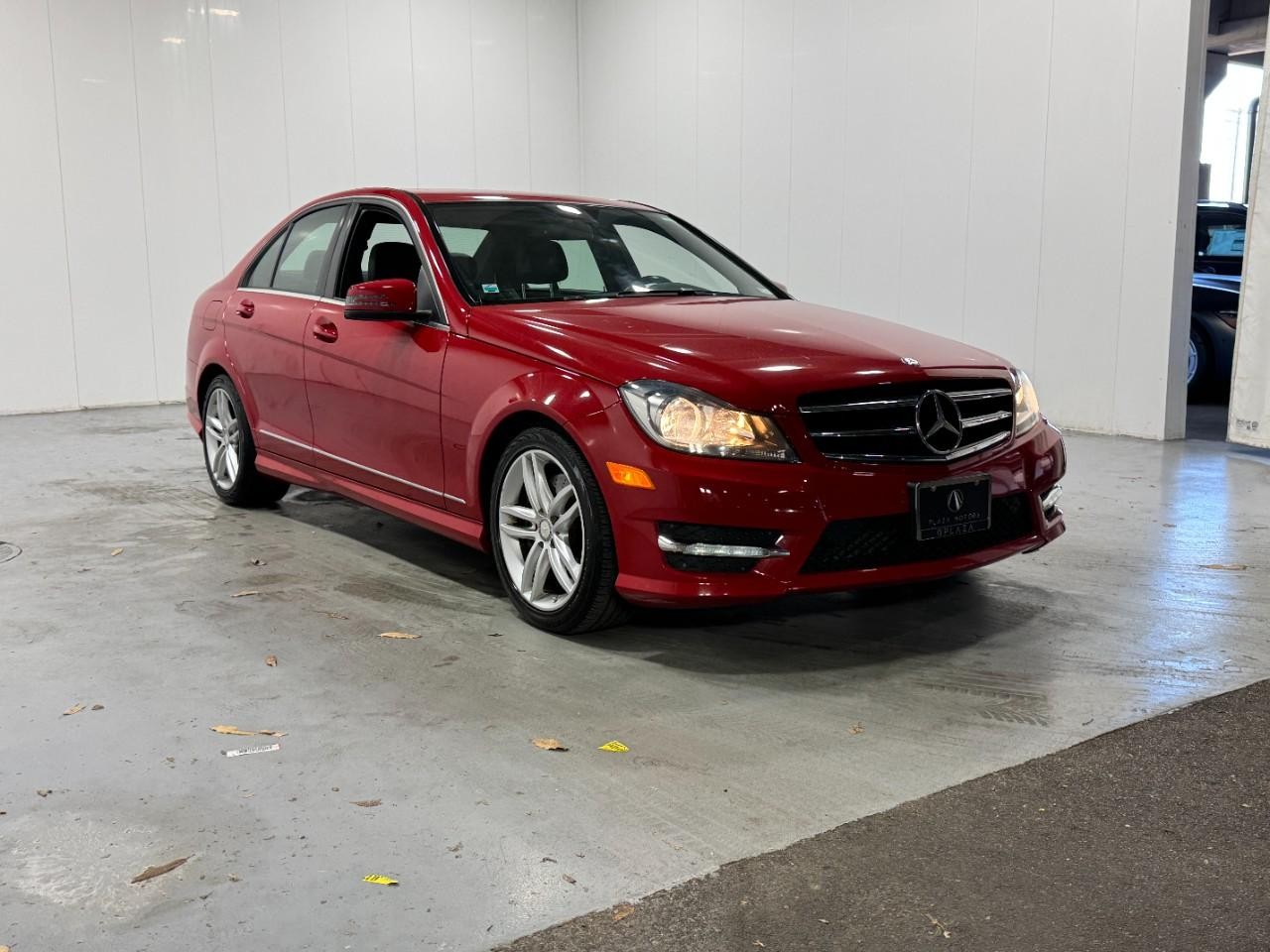 Mercedes-Benz C-Class Vehicle Full-screen Gallery Image 6