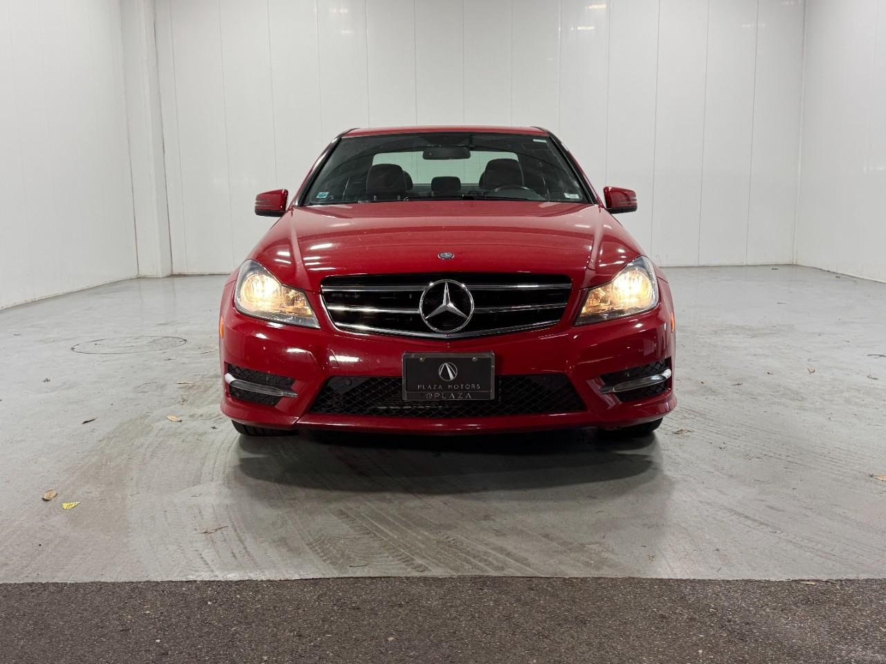 Mercedes-Benz C-Class Vehicle Full-screen Gallery Image 7