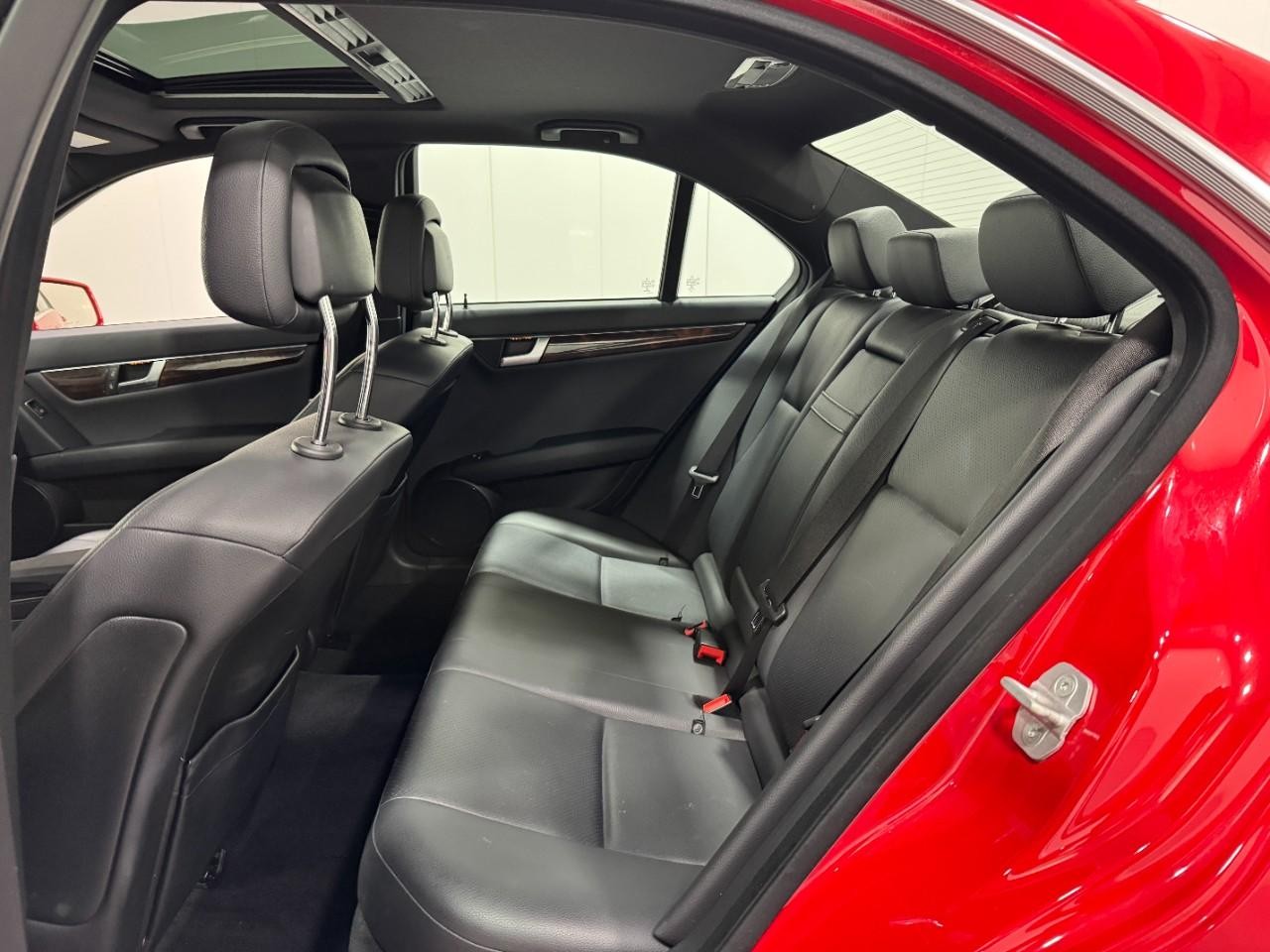 Mercedes-Benz C-Class Vehicle Full-screen Gallery Image 8