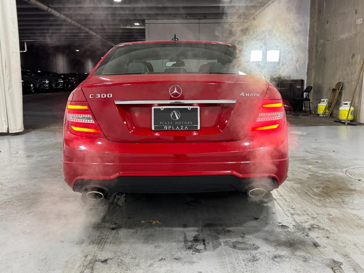 Mercedes-Benz C-Class Vehicle Full-screen Gallery Image 9