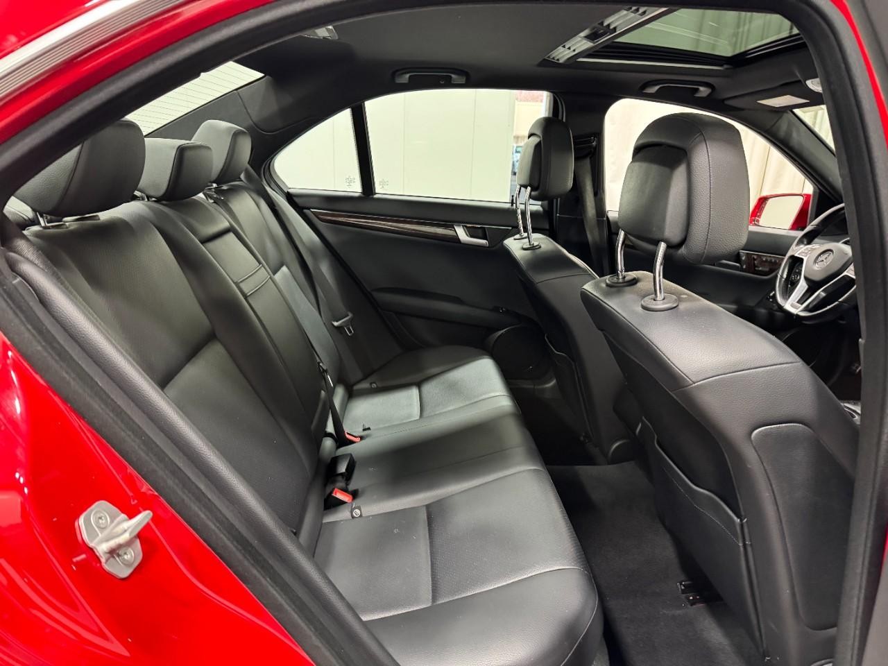 Mercedes-Benz C-Class Vehicle Full-screen Gallery Image 10