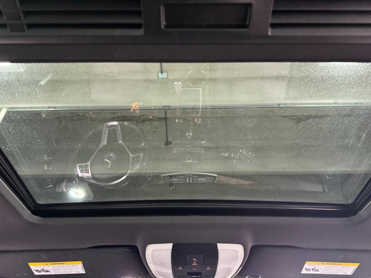 Mercedes-Benz C-Class Vehicle Full-screen Gallery Image 11