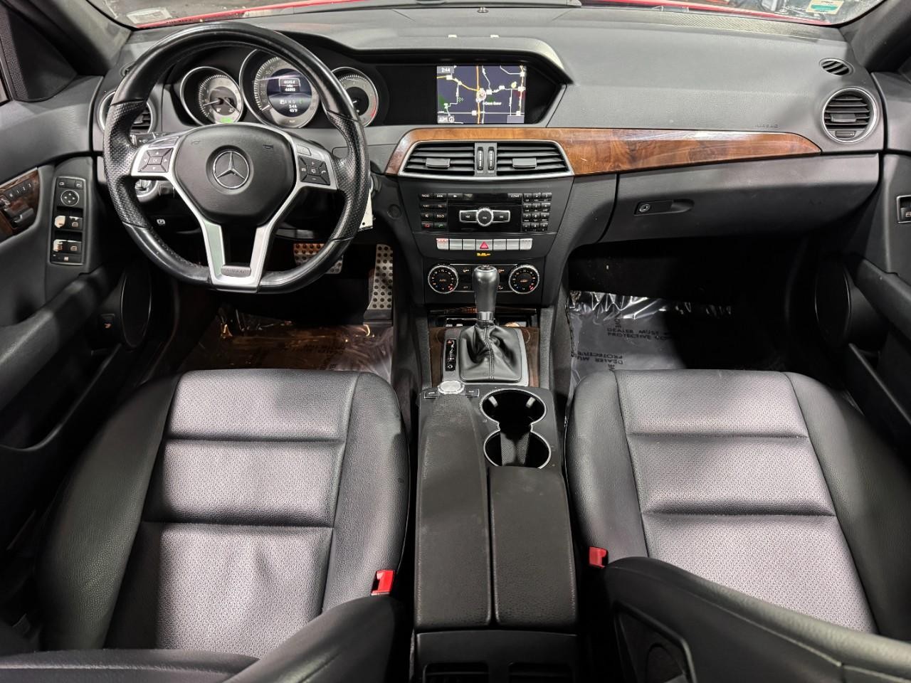 Mercedes-Benz C-Class Vehicle Full-screen Gallery Image 12