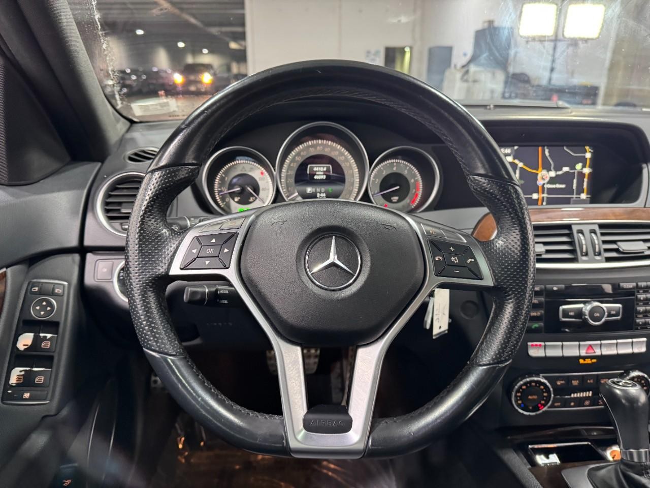 Mercedes-Benz C-Class Vehicle Full-screen Gallery Image 13